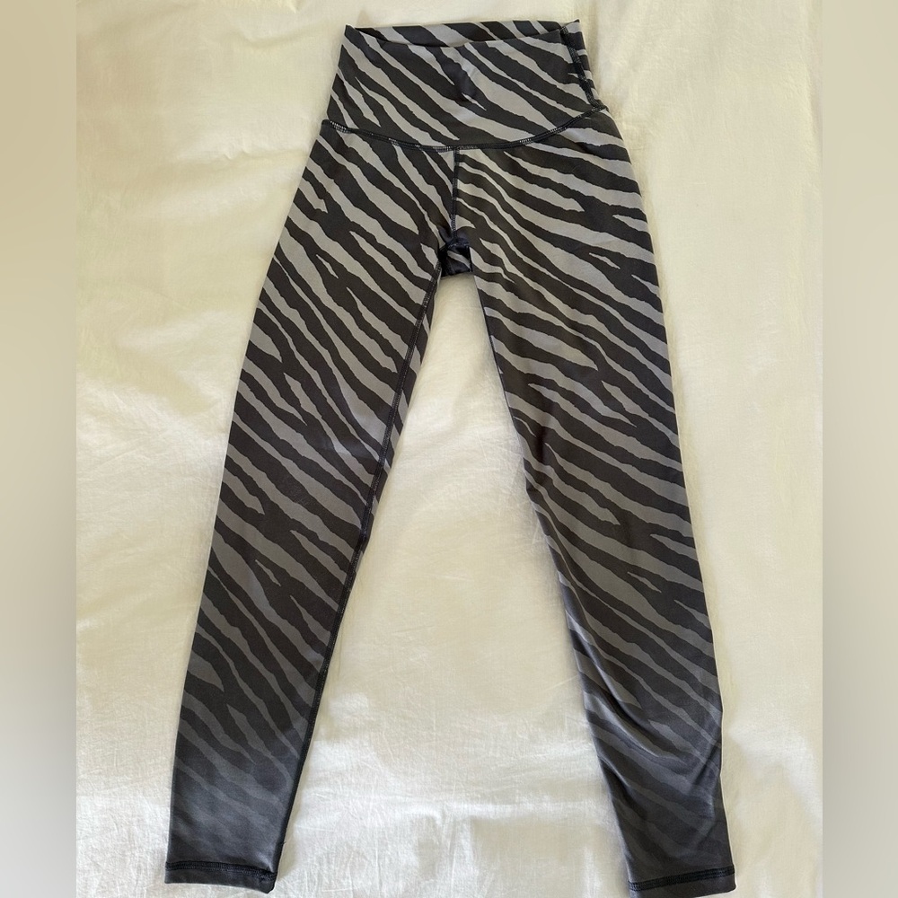 Aerie Chill Play Move animal print leggings Size Small
